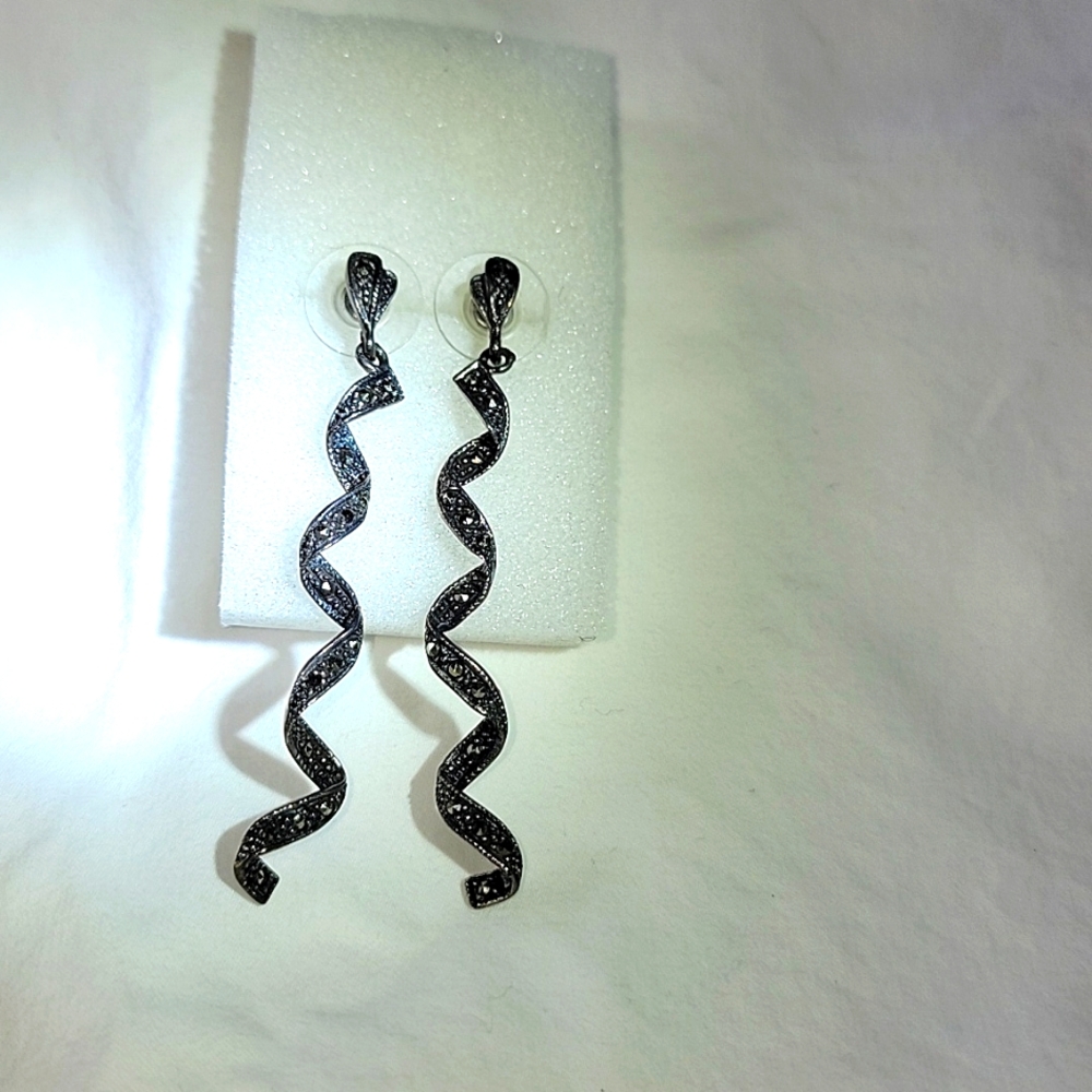 Twirly dangling earrings with pushback.